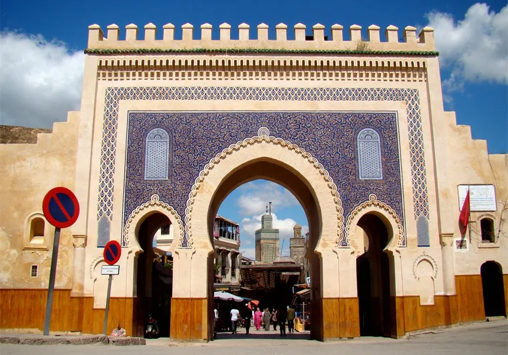 Iconic Moroccan landmarks including the Koutoubia Mosque, Hassan II Mosque, and the ancient ruins of Volubilis.